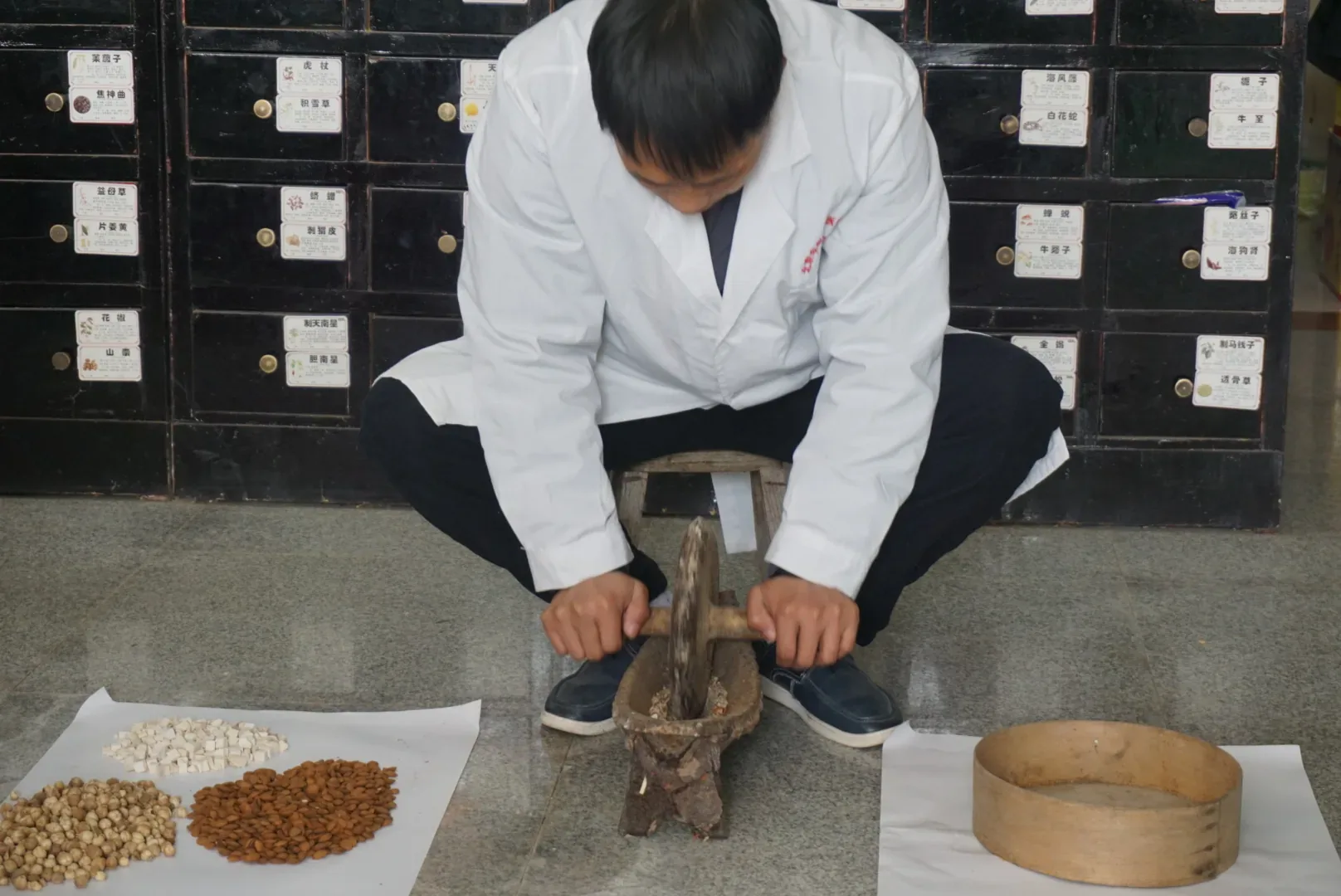 嵇礼军使用药碾研磨药材