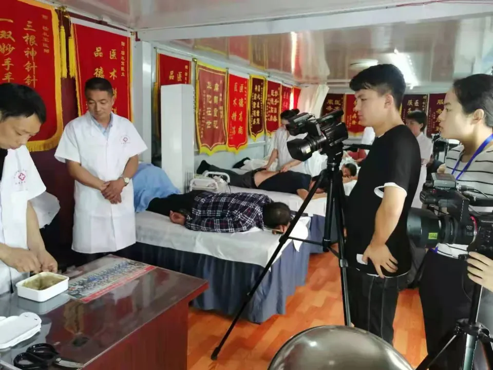 电视台采访拍摄现场