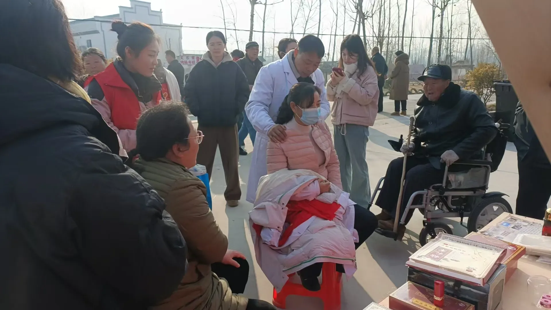 年货大集室内公益体验现场